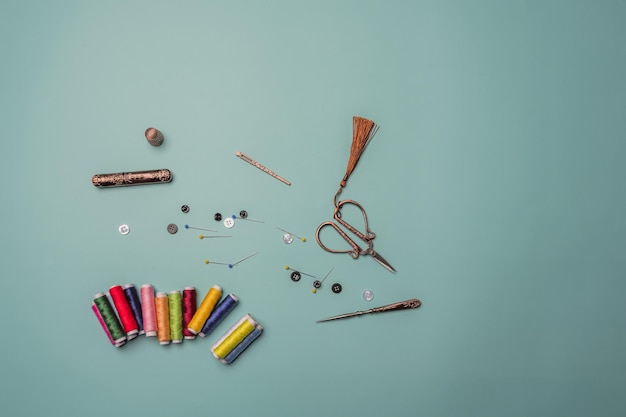 zestaw igieł i nici